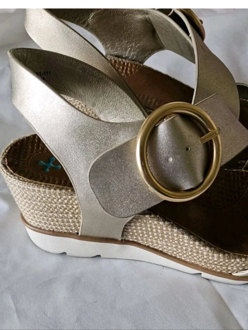 Baretraps Size 6.5 Wedge Sandals Shoes Gold Posture